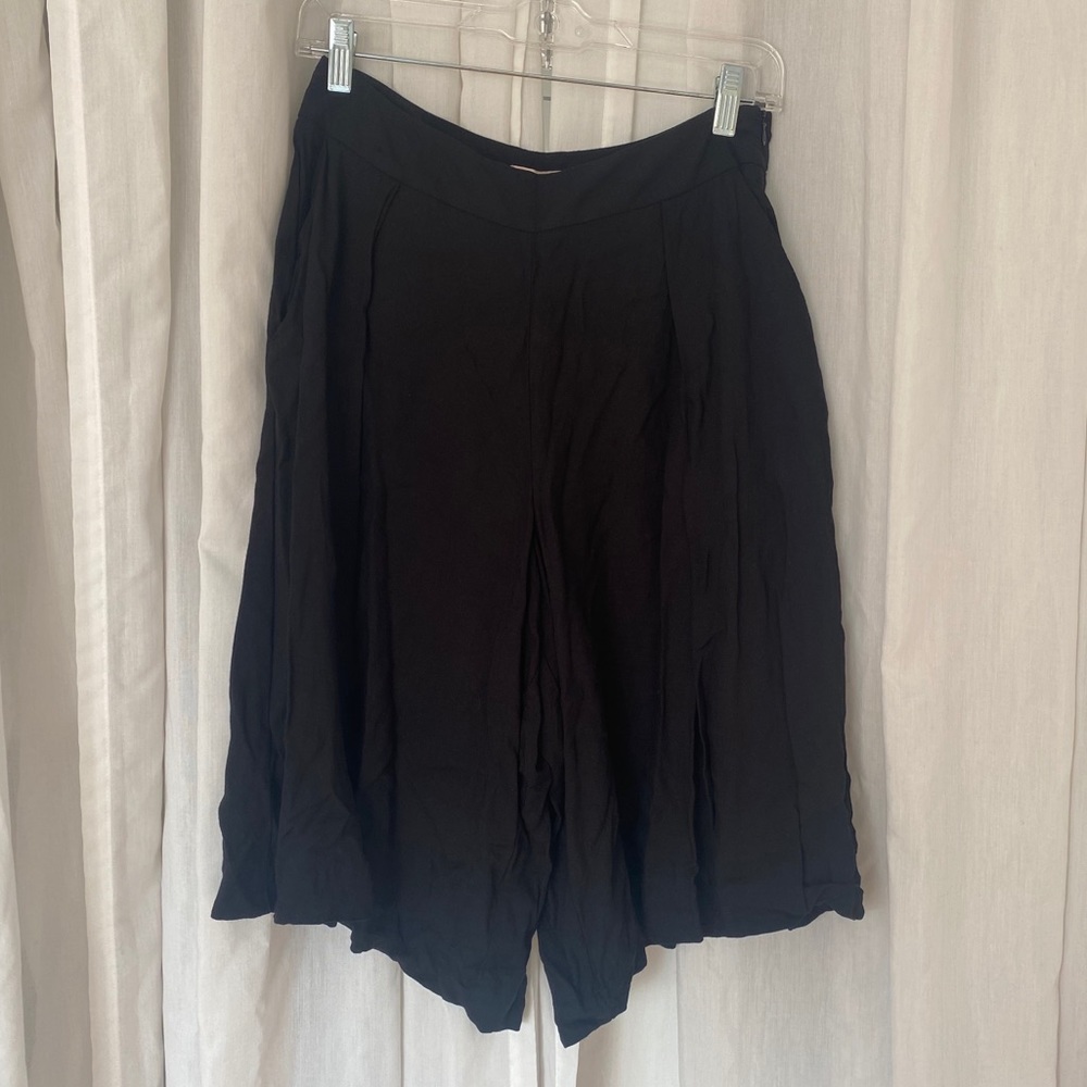 F21 Forever 21 black culottes / skort